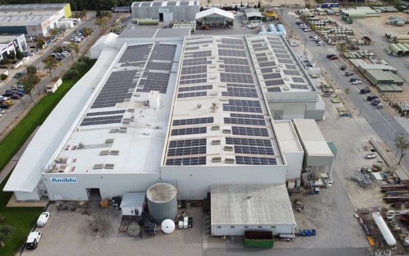 Amiblu Spain instala 2000 placas solares en su planta de producción de Camarles