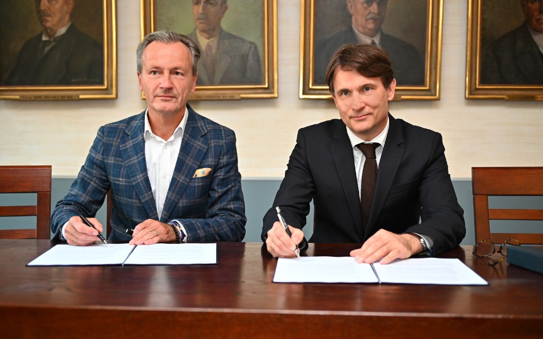 Politechnika-Warszawska-Amiblu-Poland Podpisanie porozumienia pomiędzy Politechniką Warszawską a Amiblu Poland
