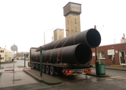 Anlieferung der sechs Meter langen schwarzen GFK-Rohre.