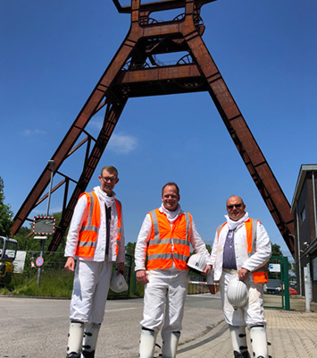 Amiblu-Vertriebsmitarbeiter Adrian Wurm (links) und Amiblu-Vertriebsleiter Deutschland Holger Hörnemann (Mitte) haben sich den Einbau vor Ort angesehen und sind zusammen mit Amiblu Germany Geschäftsführer Mario Frieben (rechts) in den „Schacht 2“ der Zeche Concordia in Oberhausen eingefahren.
