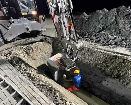 Tiefbauarbeiten mit Bagger auf dem Rollfeld