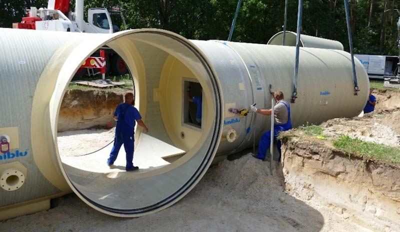 Befestigung eines GFK-Trinkwasserbehälter in Golzow
